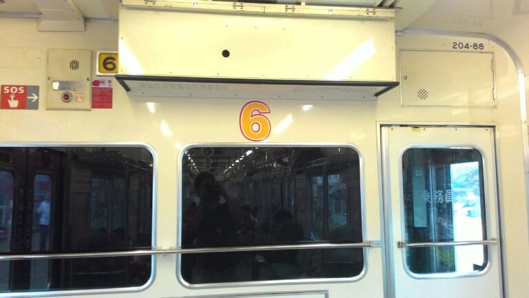 Terdapat kabin masinis di tengah rangkaian karena merupakan penggabungan 2 trainset