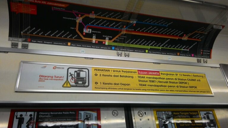 Peta rute dan petunjuk arahan turun bagi penumpang telah tersedia