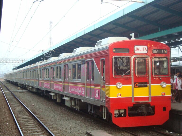 KRL seri 8500 eks-Tokyu jalur Denentoshi, rangkaian 8613F dengan warna Merah kombinasi Kuning 