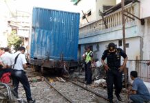 KA Barang Peti Kemas Anjlok dan Menimpa Rumah Warga