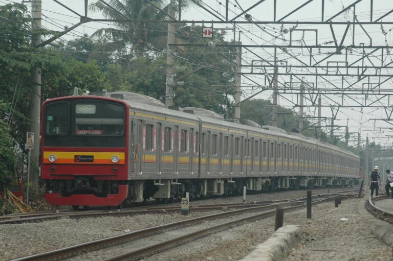 KRL seri 205 eks-JR East jalur Nambu, rangkaian 205-19F (NaHa H35) dengan warna asli dikombinasi Merah