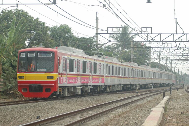 KRL seri 05eks-Tokyo Metro jalur Tozai, rangkaian 05110F dengan warna Merah Kombinasi Kuning