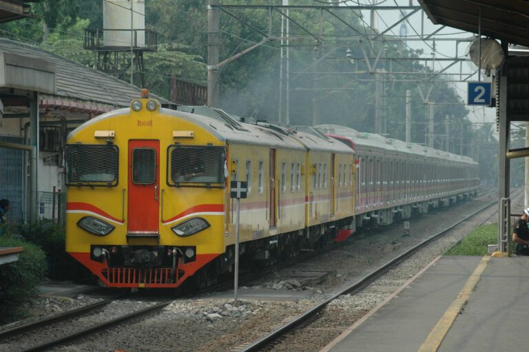 KRD NR membawa rangkaian 205-141F dari Balai Yasa Manggarai menuju Depo KRL Depok setelah selesai PAL