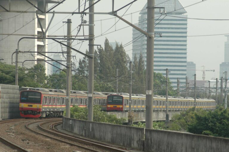KRL seri 205 berpapasan di petak Juanda-Gambir