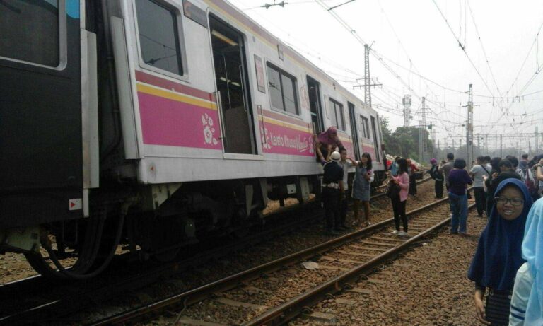 6106 (K1 1 12 61), kereta yang mengalami anjlok pada KA 1347 relasi Bekasi - Jakarta Kota