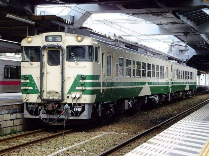 1024px-JRE-Kiha40-OgaLine_at_Akita_Station