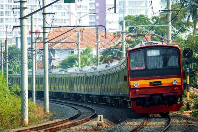 KRL seri 205 rangkaian 205-19F + 205-28F (NaHa H35+H44), formasi 10 kereta