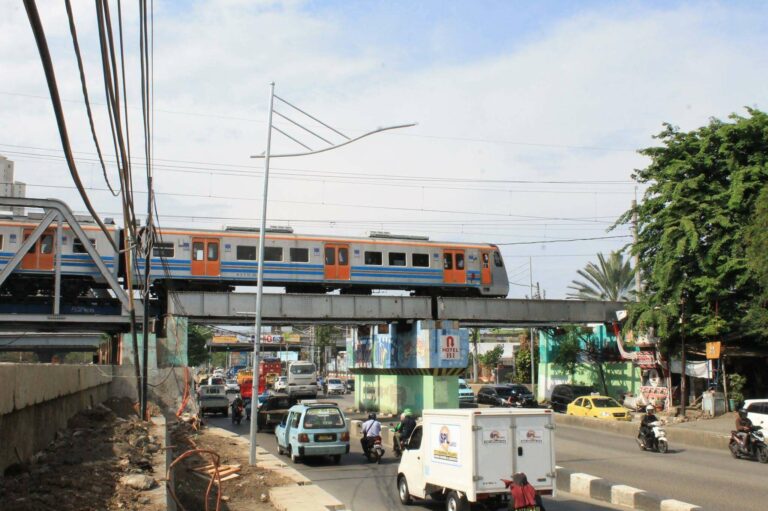 KLB KRL melintas jembatan (viaduct) Jln. Gunung Sahari selepas stasiun Kampung Bandan