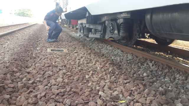 Gerbong KA Argo Sindoro yang anjlog di Stasiun Jayakarta