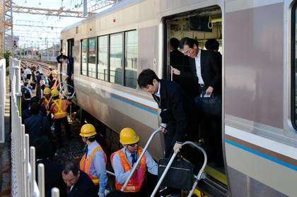 Proses evakuasi dari KRL