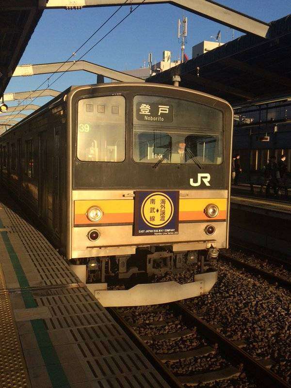 JR205-23 NaHa H39 dengan papan di bagian クハ204-23. | Foto oleh: akun @bluetree767