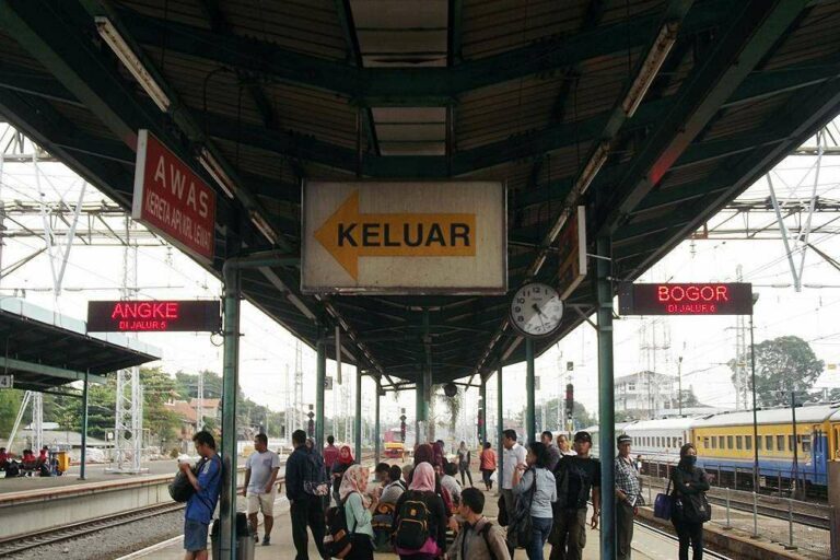 Papan Informasi Digital Dotmatrix di Stasiun Manggarai | Foto Oleh: Fasubkhanali