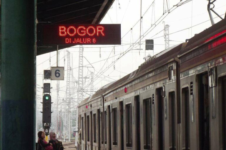 Papan Informasi Digital "Dotmatrix" di Stasiun Manggarai | Foto Oleh: Fasubkhanali