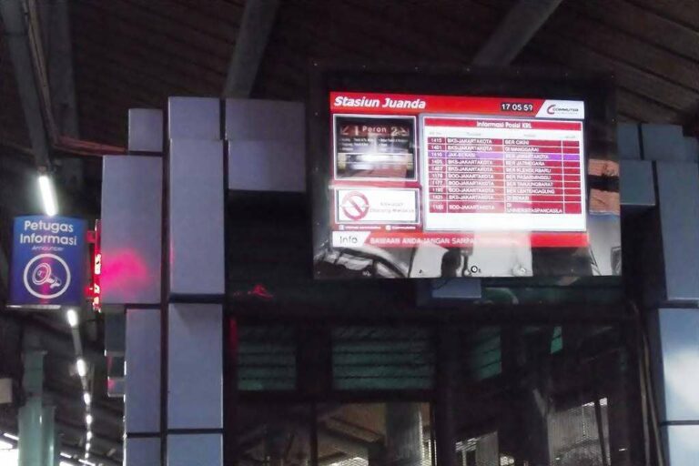 Papan Informasi Digital "LED Screen" di Stasiun Juanda | Foto Oleh: Fasubkhanali