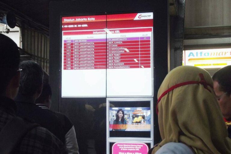 Papan Informasi Digital "LED Screen" di Stasiun Jakarta Kota | Foto Oleh: Fasubkhanali