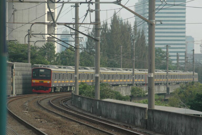 KRL seri 205 eks-JR East jalur Nambu rangkaian 205-19F + 205-28F (NaHa H35+H44), rangkaian dengan formasi 12 kereta