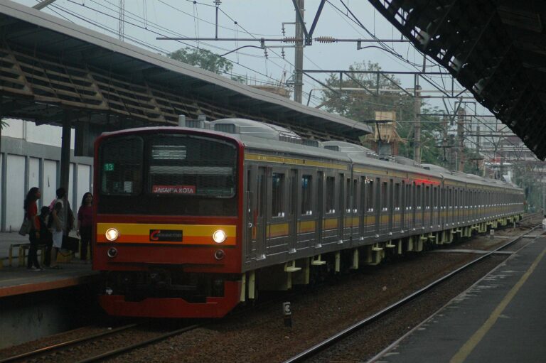 KRL seri 205 eks-JR East jalur Nambu rangkaian 205-134F (NaHa H13), rangkaian dengan formasi 10 kereta