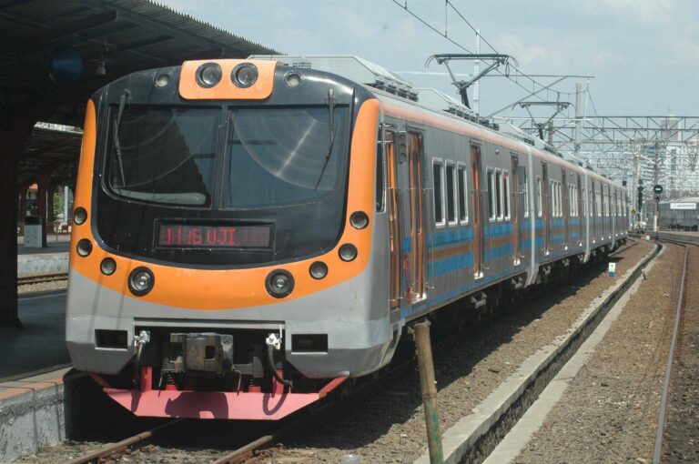 Rangkaian KLB KRL disiapkan di jalur 8 stasiun Jakarta Kota