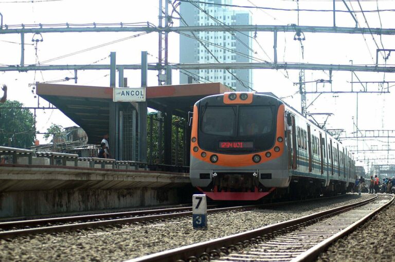 KLB KRL melintas stasiun Ancol menuju Tanjung Priuk. Pertama kalinya setelah 15 tahun!