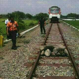 KA Railbus Bathara Kresna tidak dapat melintasi jalur yang dihalangi batu, Senin (16/11)