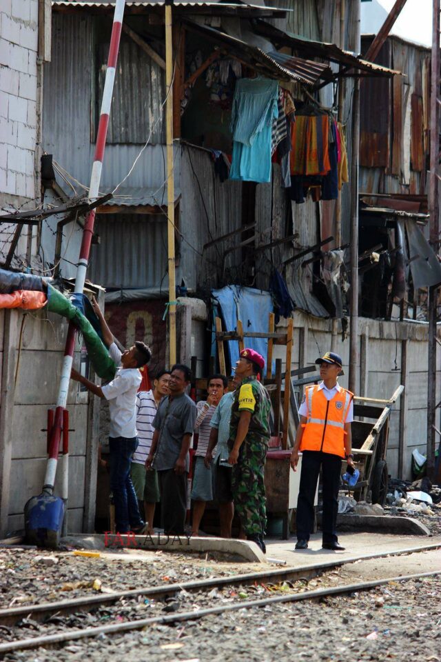 Petugas Departemen Perhubungan bersama TNI dan masyarakat setempat ikut mengamankan perlintasan liar sebelum KLB lewat.