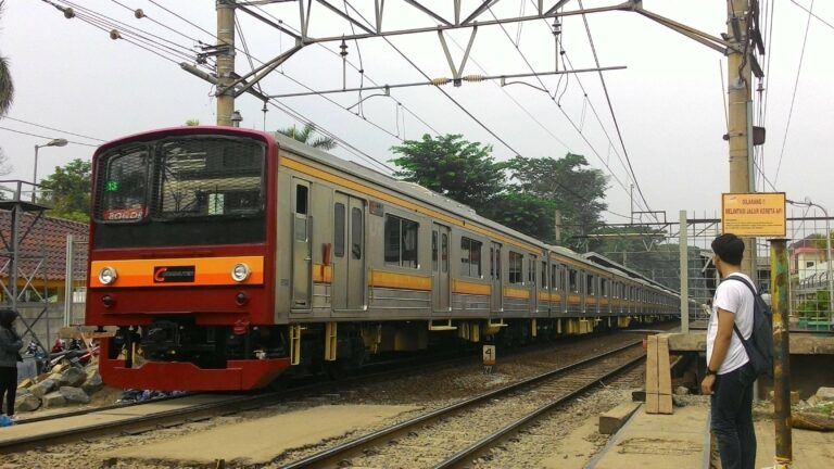 KRL seri 205 rangkaian 205-131F + 205-134F (NaHa H10+H13), setelah perangkaian ulang menjadi formasi 10 kereta