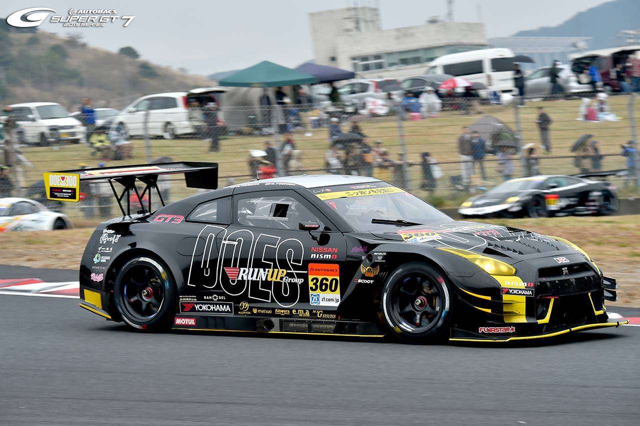 RUNUP Group & DOES GT-R #360 yang sempat bersaing di barisan teratas (sumber: supergt.net)