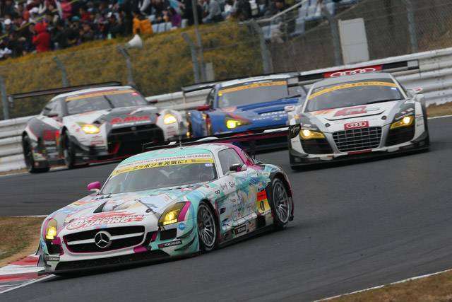 Dari depan ke belakang: Hatsune Miku #0, Audi R8 #..., Subaru #61, B-MAX NDDP #3