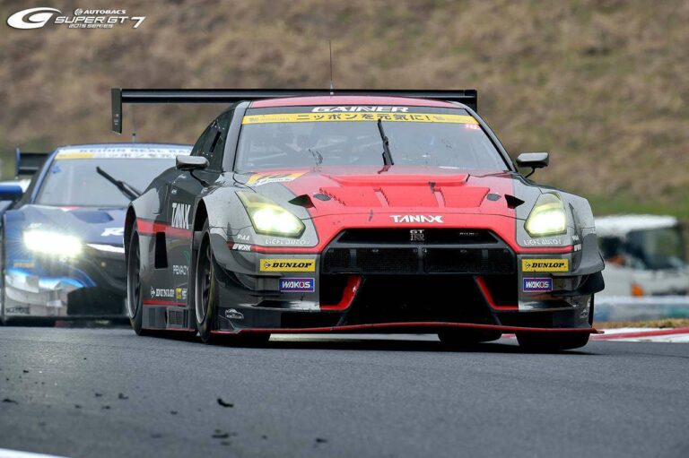 GAINER TANAX GT-R #10 yang berhasil menembus posisi teratas setelah sebelumnya memulai lomba dari posisi ke-14 (sumber: supergt.net)
