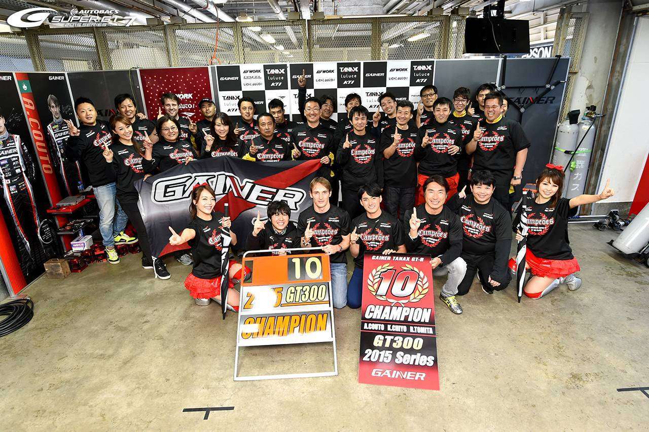 Kru tim GAINER yang merayakan keberhasilan timnya serta salah satu pembalapnya, Andre Couto, yang meraih gelar juara di kelas GT300