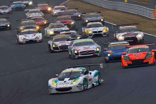 Suasana start seri ketujuh Super GT kelas GT300
