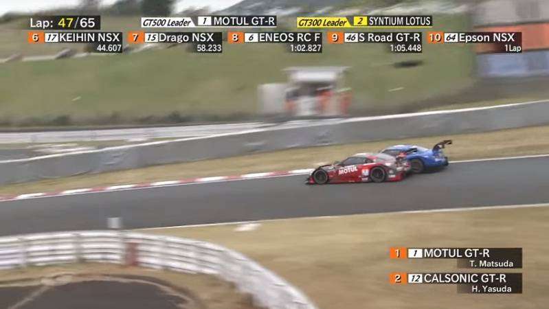 Senggolan antara MOTUL #1 dan CALSONIC #12 di salah satu tikungan