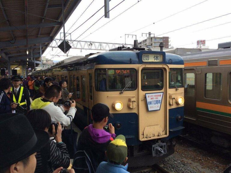 Para Railfans dan masyarakat yang ikut mengambil foto sebelum berangkat | Foto Oleh : Satou Hiroki