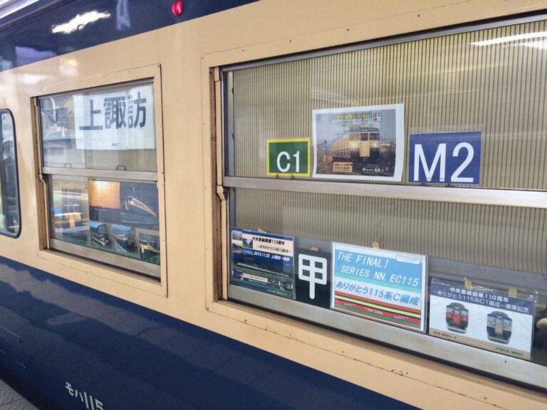 Terdapat foto, Penanda kereta dan berbagai pernak pernik KRL seri 115 yang dipasang di jendela | Foto Oleh Satou Hiroki