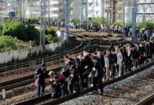 Kawat Listrik Aliran Atas Putus, Penumpang Berjalan Kaki Di Rel