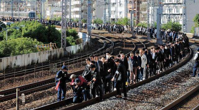 Penumpang berjalan kaki menuju stasiun terdekat | Sumber foto: Kobe Shimbun