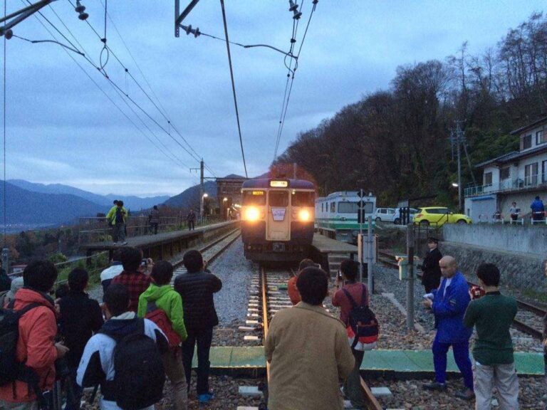 Saat di persinggahan, penumpang diberi kesempatan untuk mengambil foto KRL tersebut | Foto Oleh: Satou Hiroki