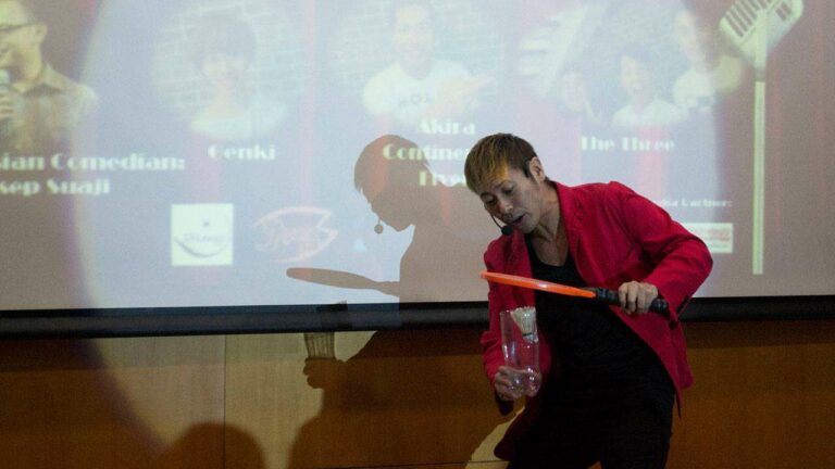 Atraksi sulap oleh Akira