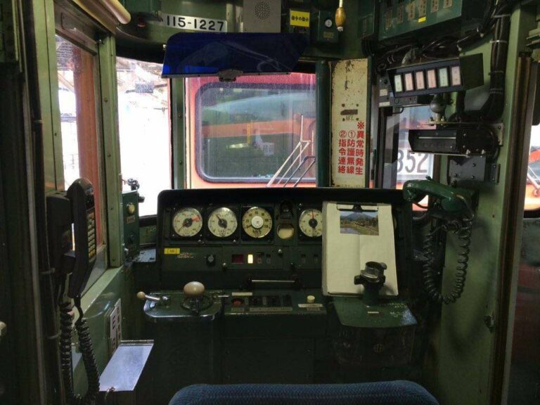 Kabin dari KRL seri 115 | Foto Oleh: Satou Hiroki