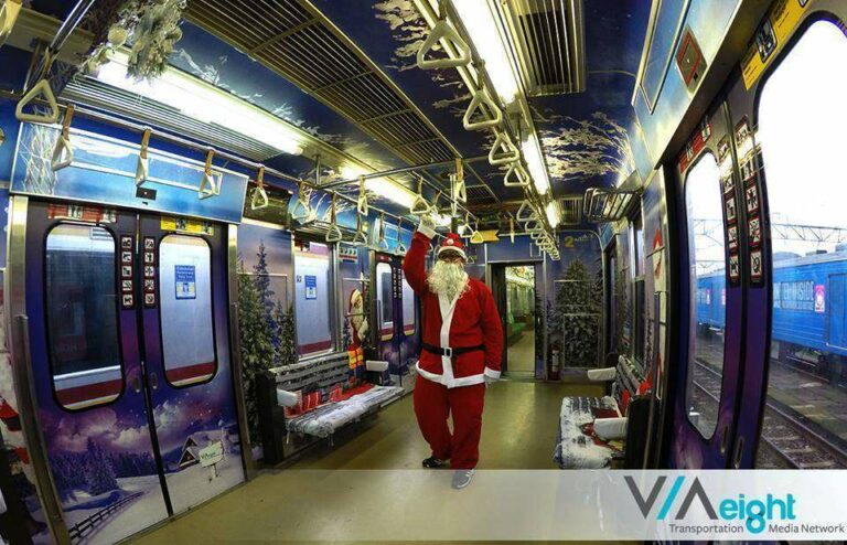 Santa Claus di dalam KRL Tematik Hari Raya Natal