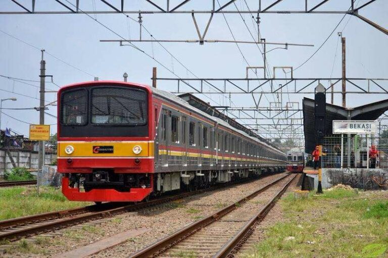 Uji coba perjalanan KRL seri 205 dengan formasi 10 kereta di stasiun Bekasi, tahun 2014 lalu