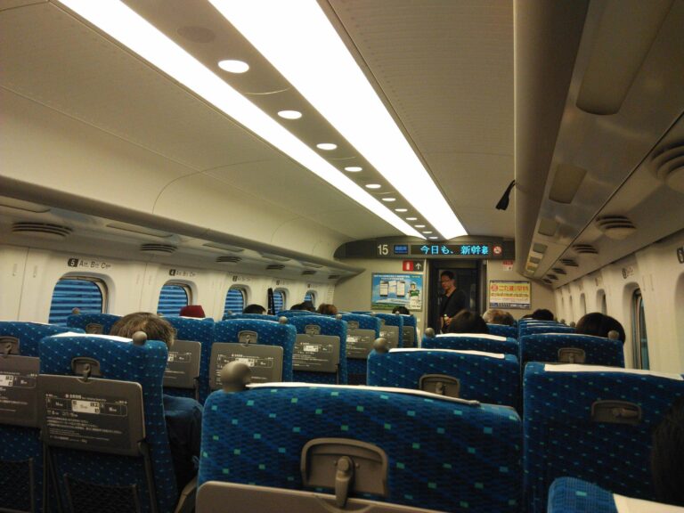 Tidak cuma KA ekonomi yang bangkunya 3-2, Shinkansen juga!