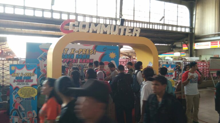 Stand PT KCJ di stasiun Jakarta Kota