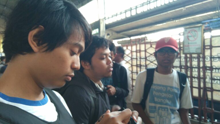 Staff KAORI yang harap-harap cemas menunggu giliran pencetakan kartu