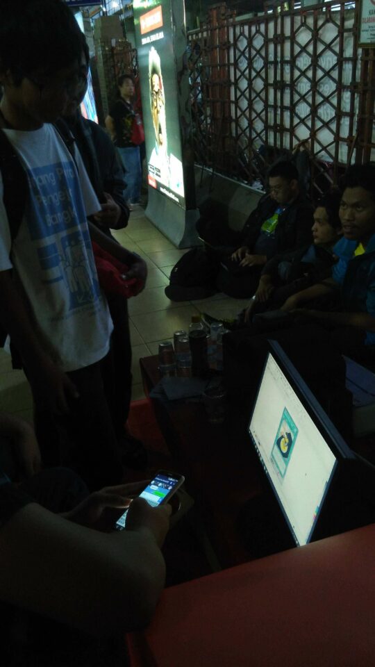 Salah satu staff KAORI, Fasubkhanali yang sedang memantau proses editing KMT nya