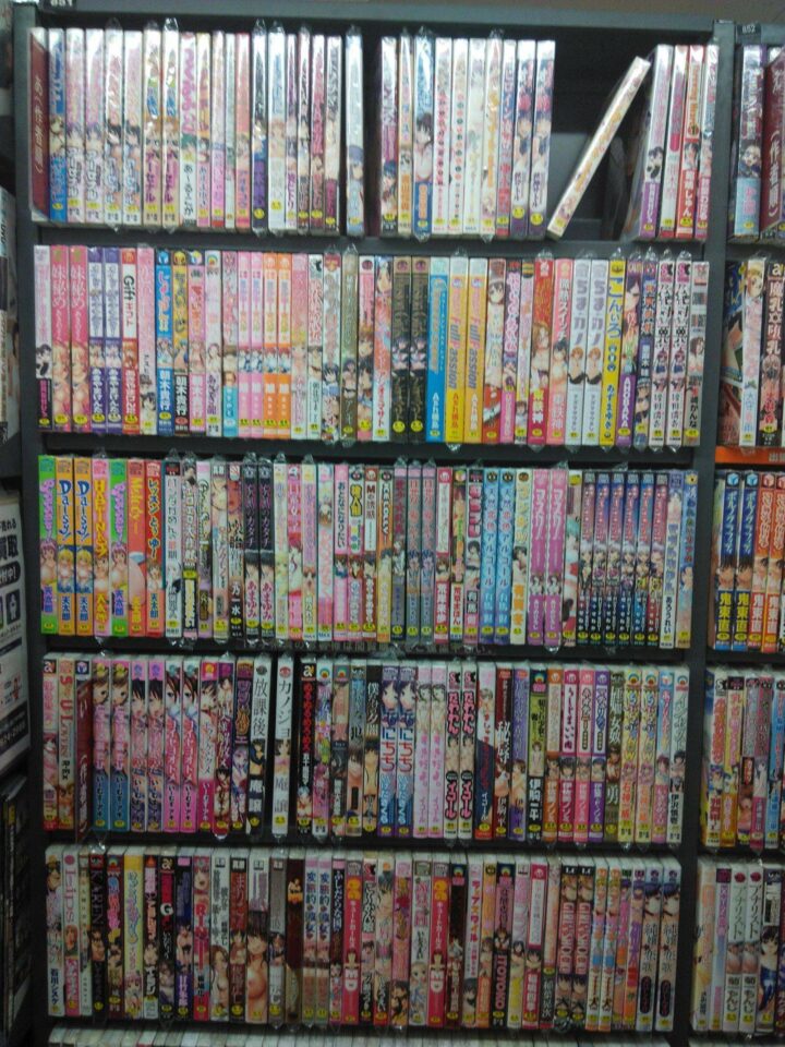 Deretan komik dewasa di Book-off Akihabara