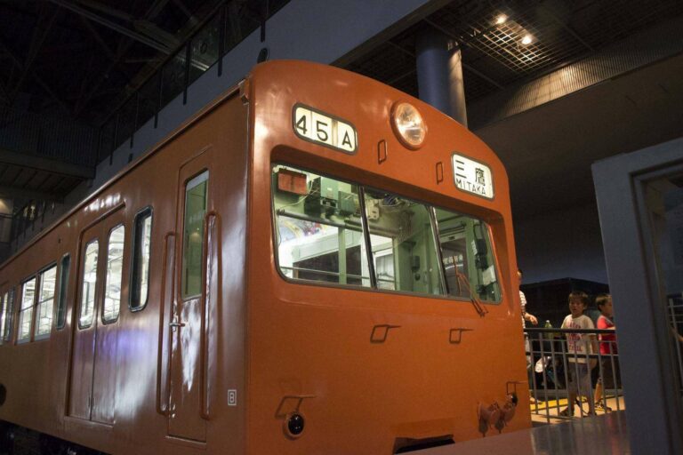 JR 101, nenek moyang KRL modern Jepang.