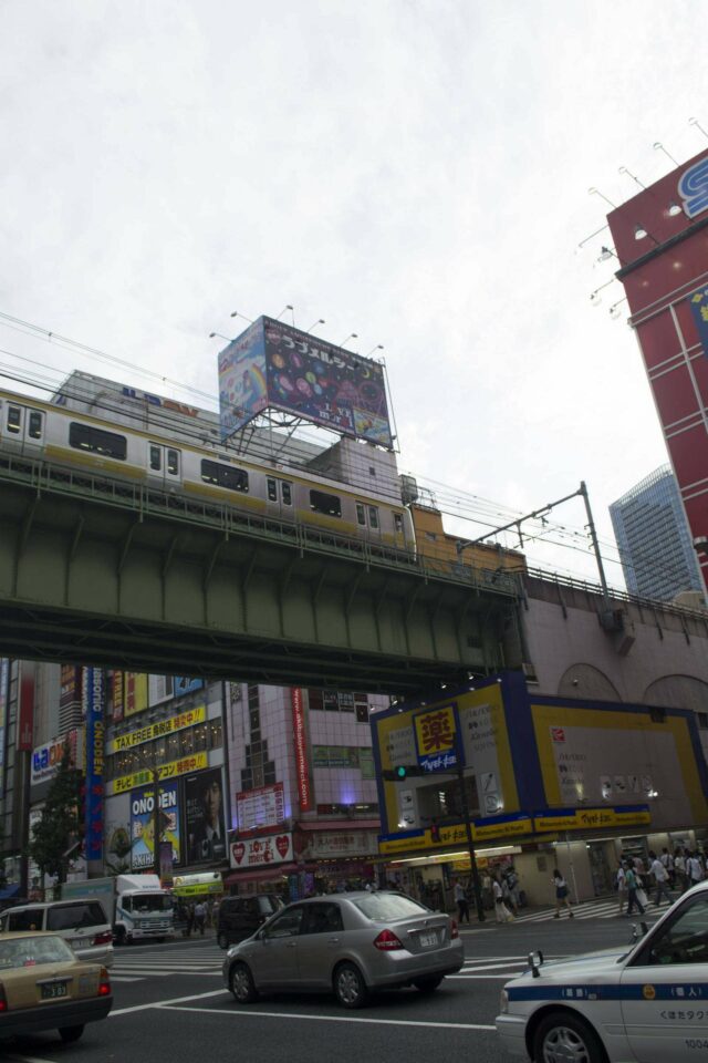 JR E231-0 jalur Chuo di samping gedung Sega.