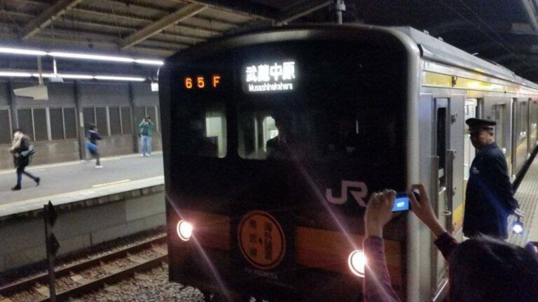 Railfan Jepang yang mengabadikan NaHa H39 melalui kamera digitalnya| Foto Oleh: Shina Hiromu