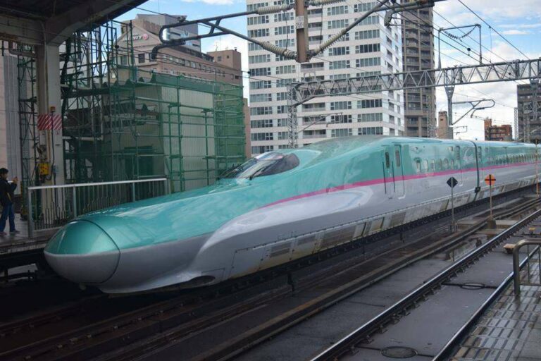 Shinkansen Hayabusa | Photo by: Takayuki Higashide
